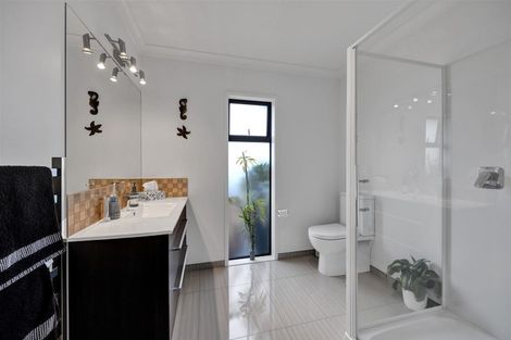 Photo of property in 17 Wentworth Lane, Waiwhakaiho, New Plymouth, 4312