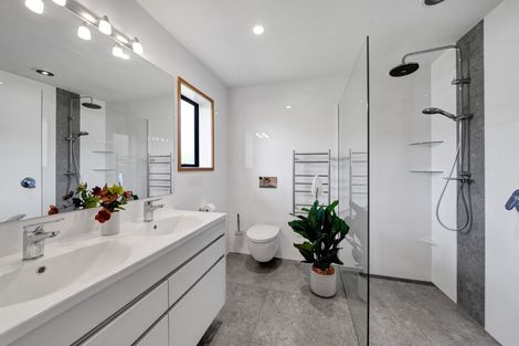 Photo of property in 10 Kinross Drive, Merrilands, New Plymouth, 4312