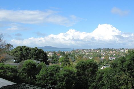 Photo of property in 2/98 Carlisle Road, Browns Bay, Auckland, 0632