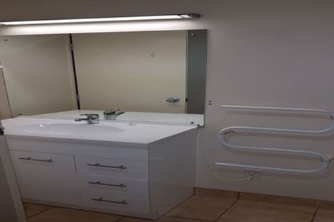 Photo of property in 22 Baulcomb Parade, Windsor Park, Auckland, 0632