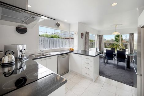 Photo of property in 2/5 Headcorn Place, Botany Downs, Auckland, 2010