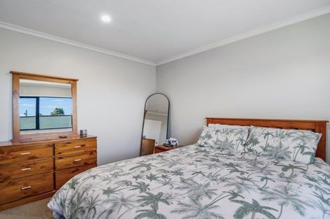 Photo of property in 32 Somerset Crescent, Highbury, Palmerston North, 4412