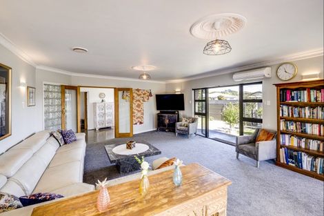 Photo of property in 28 Chester Street, Taradale, Napier, 4112