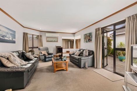 Photo of property in 2/4 Wai-iti Crescent, Woburn, Lower Hutt, 5010