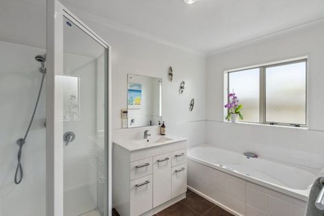 Photo of property in 35 Holcombe Drive, Paraparaumu, 5032