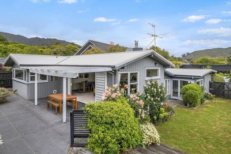 Photo of property in 15 Tawa Street, Waikanae, 5036