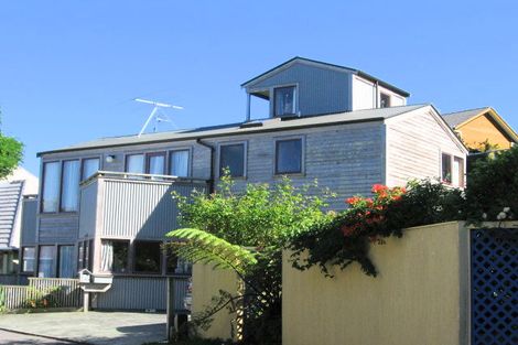 Photo of property in 4 Erskine Close, Island Bay, Wellington, 6023