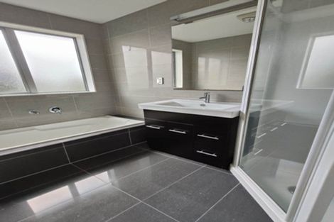 Photo of property in 8 The Rosebowl, Sunnyhills, Auckland, 2010