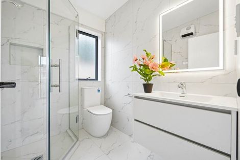 Photo of property in 2/92 Titirangi Road, New Lynn, Auckland, 0600