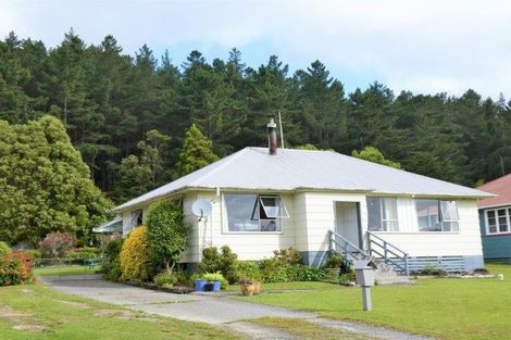 Photo of property in 16 Mawhera Street, Dobson, Greymouth, 7805