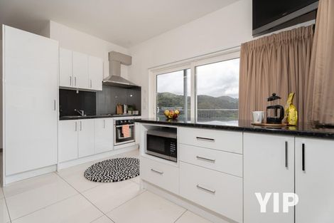 Photo of property in 41a Tamworth Crescent, Newlands, Wellington, 6037