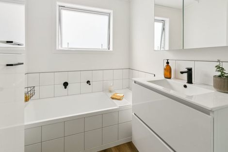 Photo of property in 21 Mexted Terrace, Tawa, Wellington, 5028