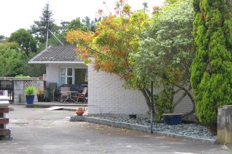 Photo of property in 15 Glenroy Place, Green Bay, Auckland, 0604