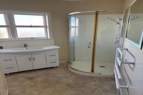 Photo of property in 465 Glenfield Road, Glenfield, Auckland, 0629