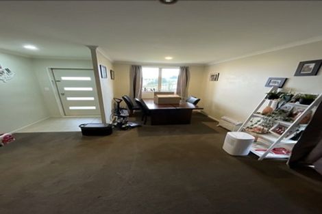 Photo of property in 28 Kathleen Reece Place, Waiuku, 2123