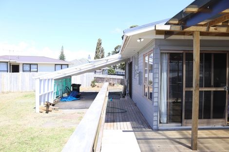 Photo of property in 10 Ingleby Place, Kelston, Auckland, 0602