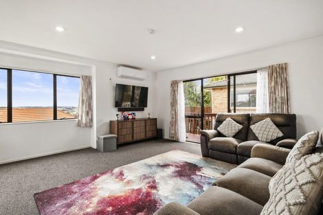 Photo of property in 2/148 Sunset Road, Unsworth Heights, Auckland, 0632