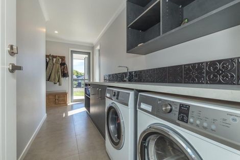 Photo of property in 441 Tararua Road, Levin, 5571