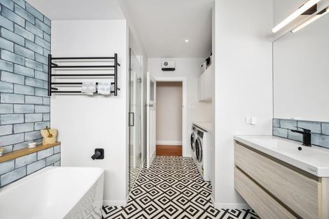 Photo of property in 100 Onepu Road, Lyall Bay, Wellington, 6022