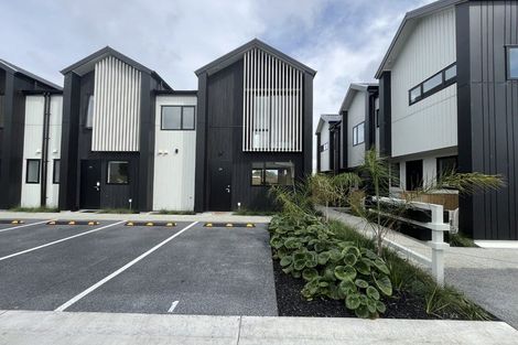 Photo of property in 27c Dawnhaven Drive, Te Atatu Peninsula, Auckland, 0610