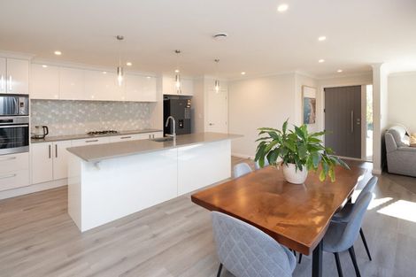 Photo of property in 6 Atlantic Drive, Fitzherbert, Palmerston North, 4410