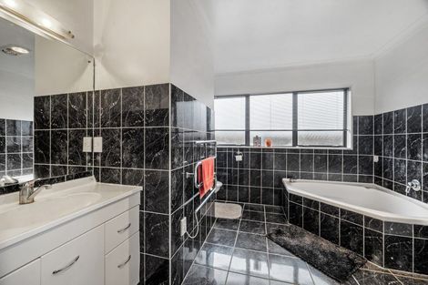 Photo of property in 21 Heaphy Place, Pukehangi, Rotorua, 3015