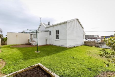 Photo of property in 32 Belt Road, Moturoa, New Plymouth, 4310