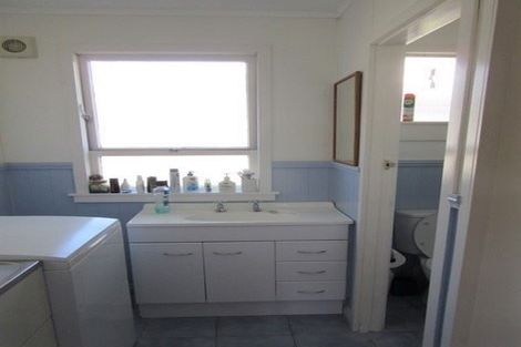 Photo of property in 1/1 Alison Avenue, Herald Island, Auckland, 0618