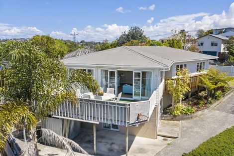 Photo of property in 16 Edgeworth Road, Glenfield, Auckland, 0629
