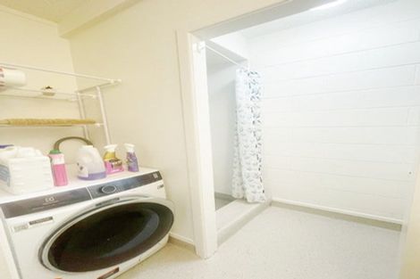 Photo of property in 3b Mountain Road, Mount Wellington, Auckland, 1060