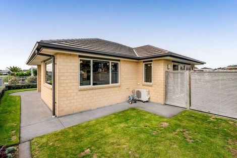 Photo of property in 6 Saint Andrews Parkway, Waiwhakaiho, New Plymouth, 4312