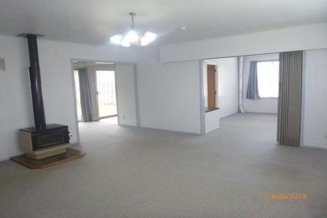 Photo of property in 2 Nielsen Place, Massey, Auckland, 0614