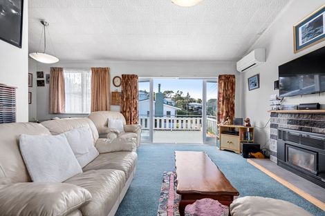 Photo of property in 4 Cotswold Crescent, Newlands, Wellington, 6037