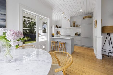 Photo of property in 329 Mangorei Road, Merrilands, New Plymouth, 4312