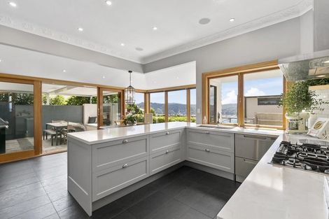 Photo of property in 8 Robieson Lane, Roseneath, Wellington, 6011