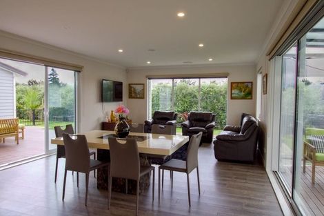 Photo of property in 17 Walter Ruddock Avenue, Kumeu, 0810