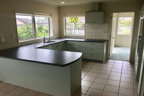 Photo of property in 10 Newry Close, East Tamaki Heights, Auckland, 2016