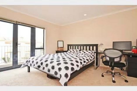 Photo of property in Tuscany Way, 3/3 Ambrico Place, New Lynn, Auckland, 0600