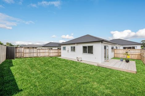 Photo of property in 13 Walter Ruddock Avenue, Kumeu, 0810