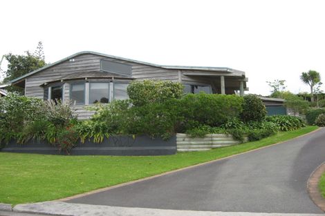 Photo of property in 16 Mcfarlane Street, Oakura, 4314