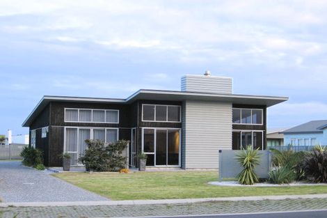 Photo of property in 8 Paraoa Crescent, Omaha, 0986