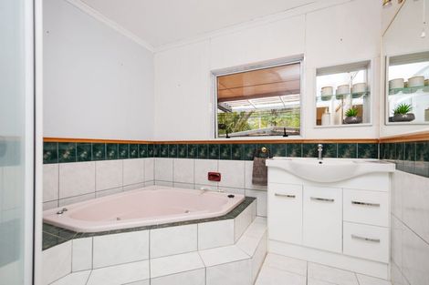 Photo of property in 140 Aokautere Drive, Fitzherbert, Palmerston North, 4410