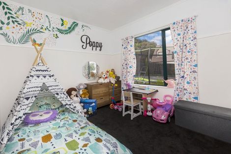 Photo of property in 2 Monarch Grove, Maoribank, Upper Hutt, 5018