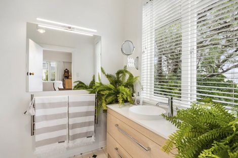 Photo of property in 38 The Crescent, Roseneath, Wellington, 6011