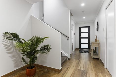 Photo of property in 4225d Great North Road, Glendene, Auckland, 0602