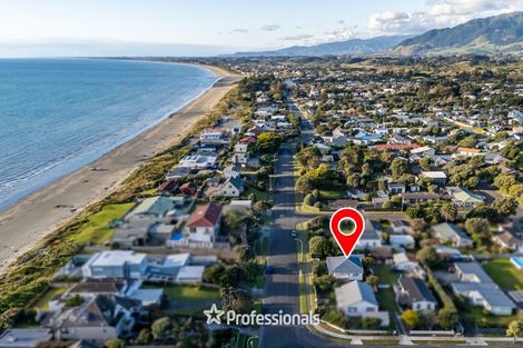 Photo of property in 124 Tutere Street, Waikanae Beach, Waikanae, 5036