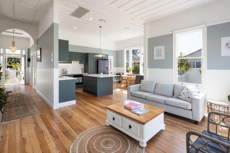 Photo of property in 114 Victoria Street, Cambridge, 3434