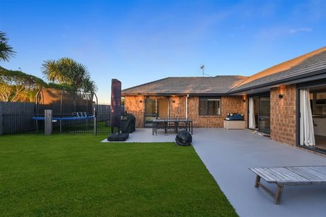 Photo of property in 37 Whitney Place, Rototuna North, Hamilton, 3210