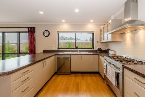 Photo of property in 16 Bluewater Place, Paraparaumu, 5032