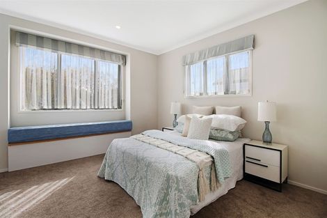 Photo of property in 37 Vinograd Drive, Te Atatu Peninsula, Auckland, 0610